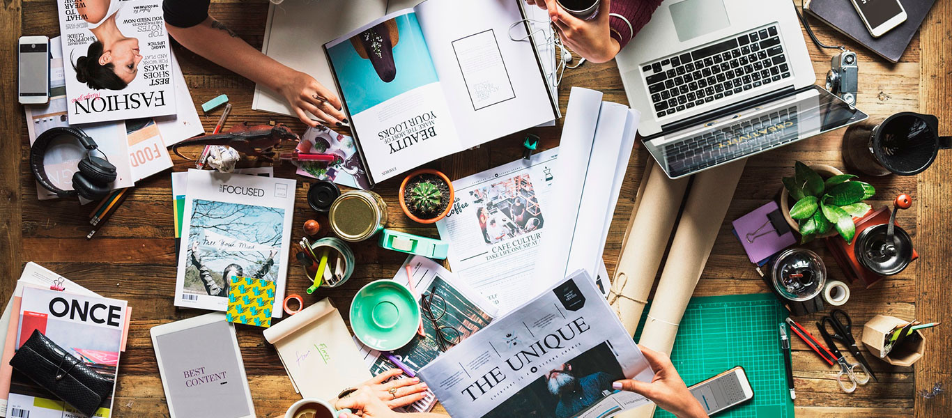 Equipo de diseño gráfico trabajando en proyectos creativos