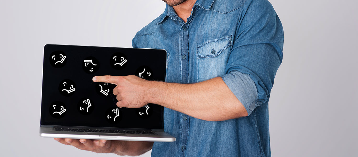 Técnico realizando mantenimiento de computador