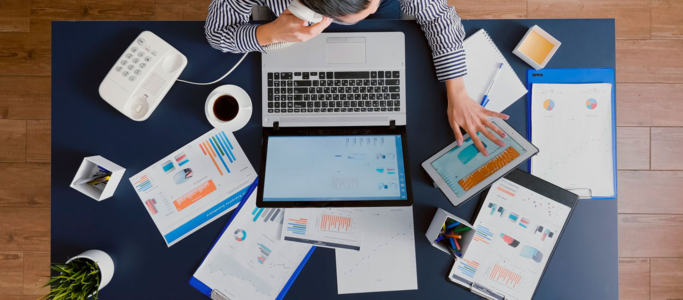 Profesional de marketing digital analizando datos